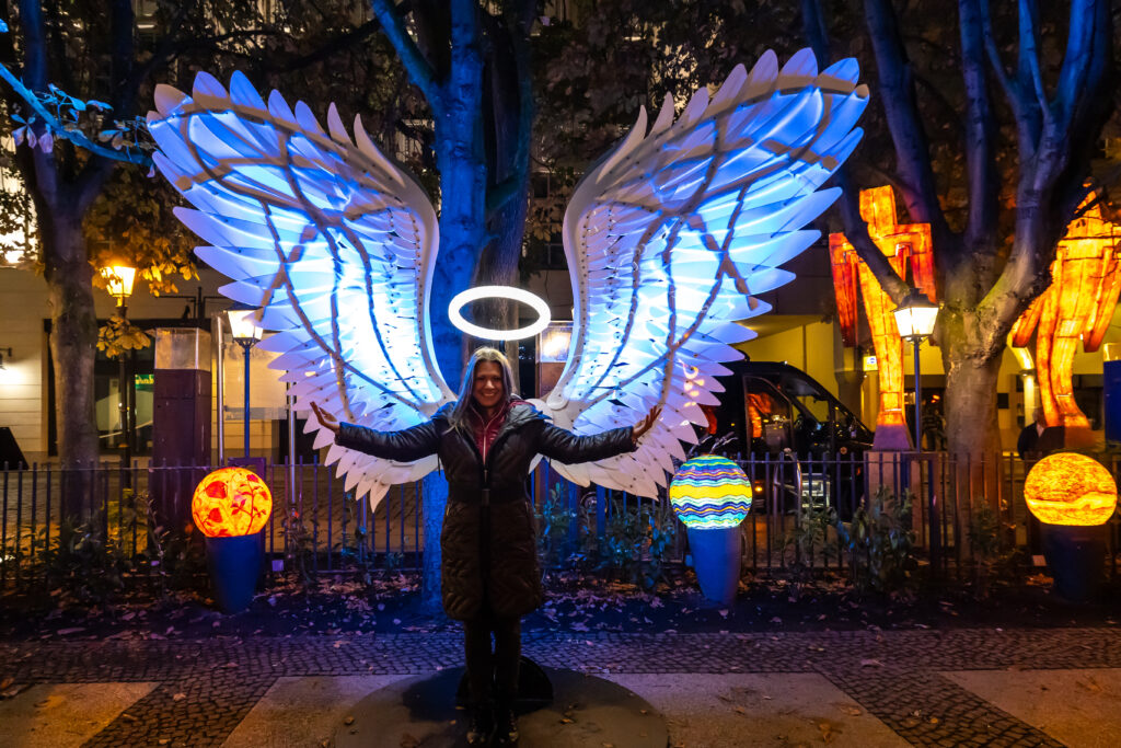 Nikolaiviertel. Kunstinstallation „Angels of Freedom“, OGE Design Group